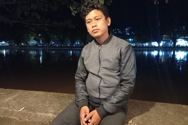 Suharto (35) ayah Hasbi saat ditemui di tepi Sungai Karang Mumus, Jalan Muso Salim, Samarinda, Kaltim, Senin (3/1/2022) malam. 