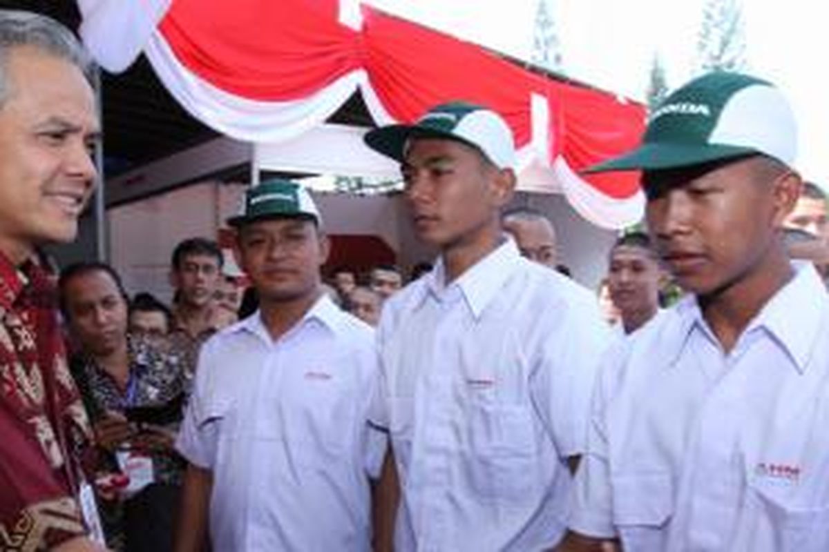 Gubernur Jawa Tengah Ganjar Pranowo memberikan pengharagaan khusus bagi AHM karena banyak menyerap angkatan kerja dari Jateng.