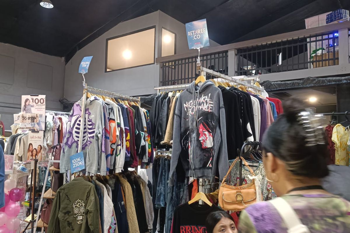 Booth Godmens.id yang menjual beragam pakaian rework dalam acara Sunday Space Market di MGP Space, Jakarta, Minggu (9/6/2024).