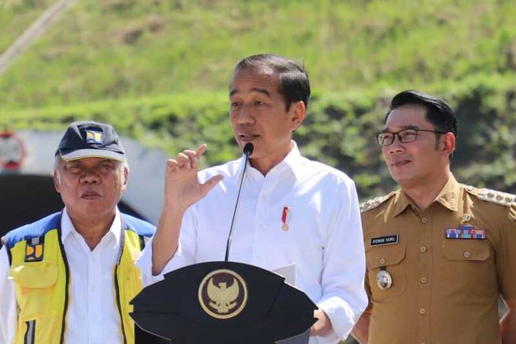 Preside Joko Widodo saat meresmikan tol Cileunyi-Sumedang-Dawuan (Cisumdawu), Jawa Barat, Selasa (11/7/2023).