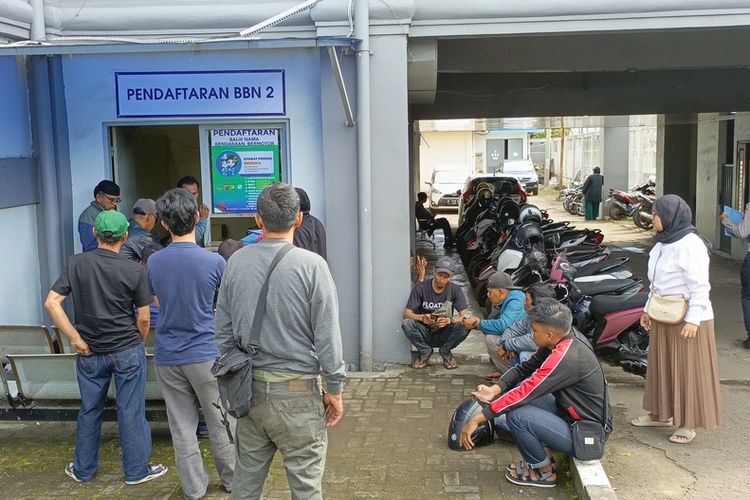 Situasi dan kondisi halaman depan Kantor Samsat Soreang, Kabupaten Bandung, Jawa Barat, mulai dipenuhi warga yang hendak membayar pajak lantaran kemudahan dari kebijakan Gubernur Jawa Barat Dedi Mulyadi, Kamis (20/3/2025)