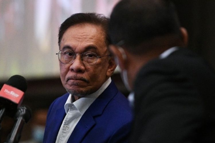 Pemimpin Oposisi Malaysia yang juga Presiden Partai Keadilan Rakyat (PKR) Anwar Ibrahim berbicara pada konferensi pers di Hotel Le Meridien, Kuala Lumpur, Selasa siang (13/10/2020) sesaat setelah bertemu dengan  Yang di-Pertuan Agong Raja Malaysia Sultan Abdullah