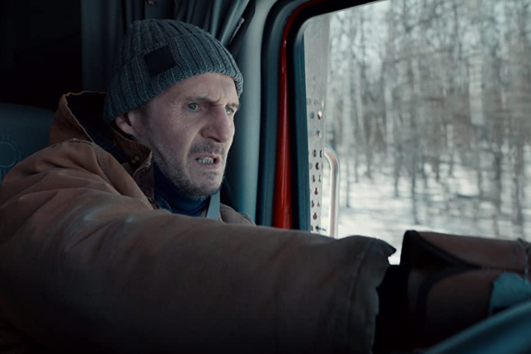 Liam Neeson dalam film The Ice Road.