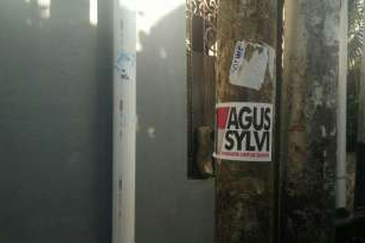 Stiker pasangan Agus Harimurti Yudhoyono-Sylviana Murni yang dipasang di tiang listrik di Jalan Menteng Atas Selatan, Kelurahan Menteng Atas, Setiabudi, Jakarta Selatan. Foto diambil Senin (2/1/2017).