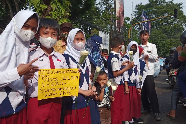 Doa untuk Emmeril Khan Mumtadz atau Eril, putra Gubernur Jawa Barat Ridwan Kamil mengalir dari seluruh kalangan. Tidak terkecuali dari siswa sekolah hingga driver ojek online.