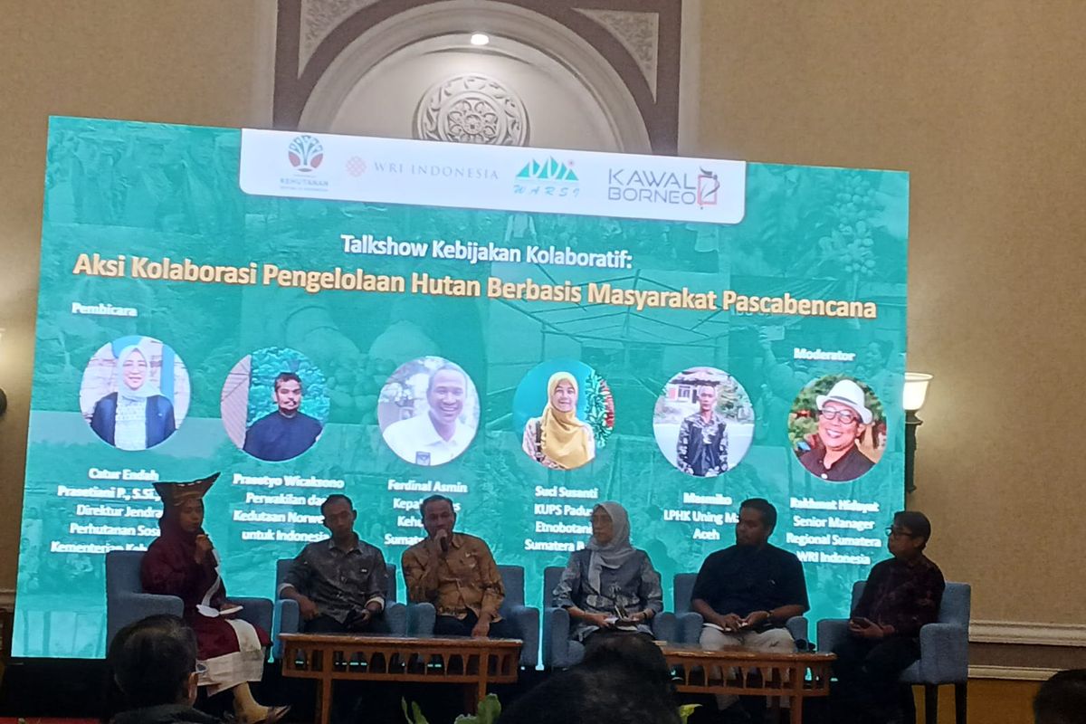Direktur Jenderal Perhutanan Sosial Kementerian Kehutanan, Catur Endah Prasetiani (ketiga dari kanan) dalam workshop Bergerak dari Tapak; Menyemai Perhutanan Sosial yang Inklusif untuk Hutan Lestari dan Masyarakat Sejahtera di Jakarta pada Kamis (19/2/2026).
