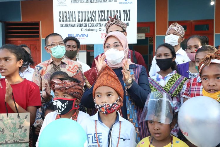 Menteri Ketenagakerjaan Ida Fauziyah dalam temu inspiratif dalam rangka penguatan program Desa Migran Produktif (Desmigratif) di Desa Buraen Kabupaten Kupang, Provinsi Nusa Tenggara Timur (NTT), Jumat (13/11/2020).
