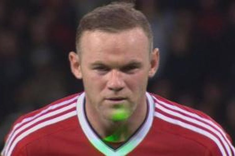 Striker Manchester United, Wayne Rooney, diganggu sorotan sinar laser sebelum mengambil eksekusi penalti pada laga kontra Middlesbrough, Rabu (28/10/2015).