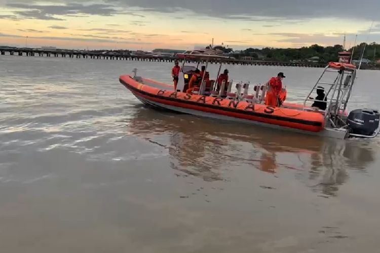 Kantor SAR Tarakan memberangkatkan 1 tim dengan 6 Personel untuk operasi pencarian dan penyelamatan terhadap dua petambak yang hilang kontak di perairan Pulau Lentimun Tanjung Palas Tengah Kabupaten Bulungan Kaltara
