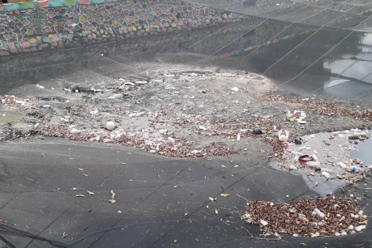 Sampah menumpuk di waring Kali Sentiong, Kemayoran, Rabu (14/11/2018).