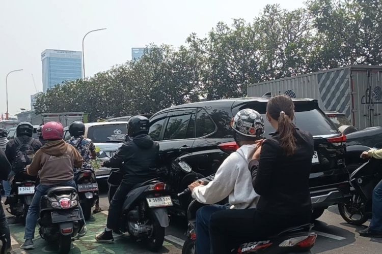 Sidang Tahunan MPR Usai, Jalan di Depan Gedung DPR Langsung Mengular