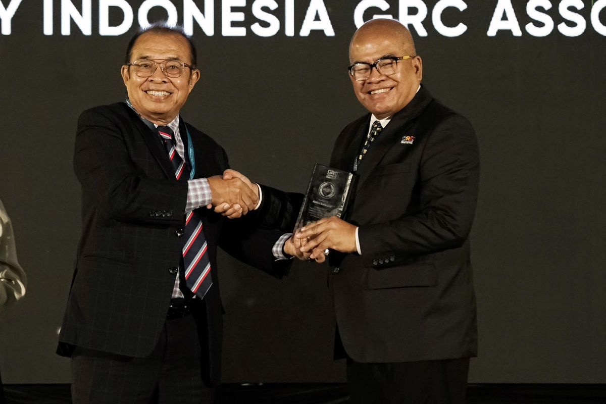 Komisaris Utama PT Perusahaan Gas Negara Tbk (PGN) Amien Sunaryadi (kanan) menerima GRC Lifetime Achievement Award 2025 dari Asosiasi Governansi, Manajemen Risiko, dan Kepatuhan (GRK).
