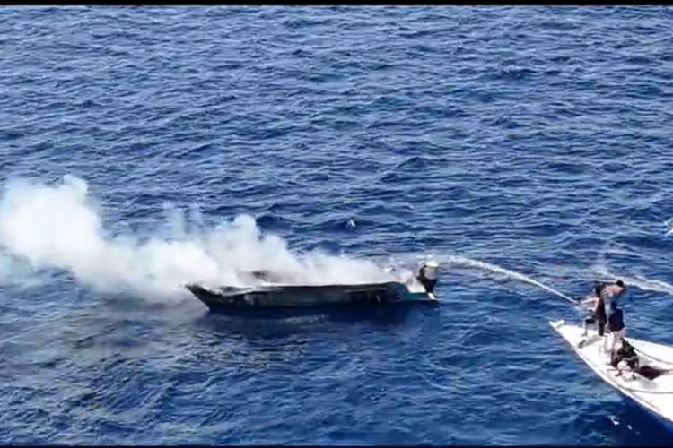 TKP kebakaran kapal speedboat di Gili Trawangan, Sabtu (27/4/2024).