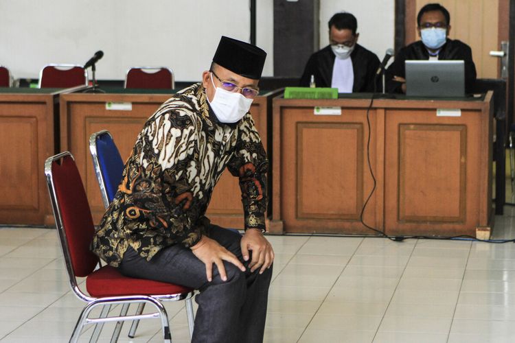 Bupati Muara Enim non aktif Juarsah saat menjalani sidang dengan agenda vonis yang berlangsung di Pengadilan Negeri Palembang, Jumat (29/10/2021).
