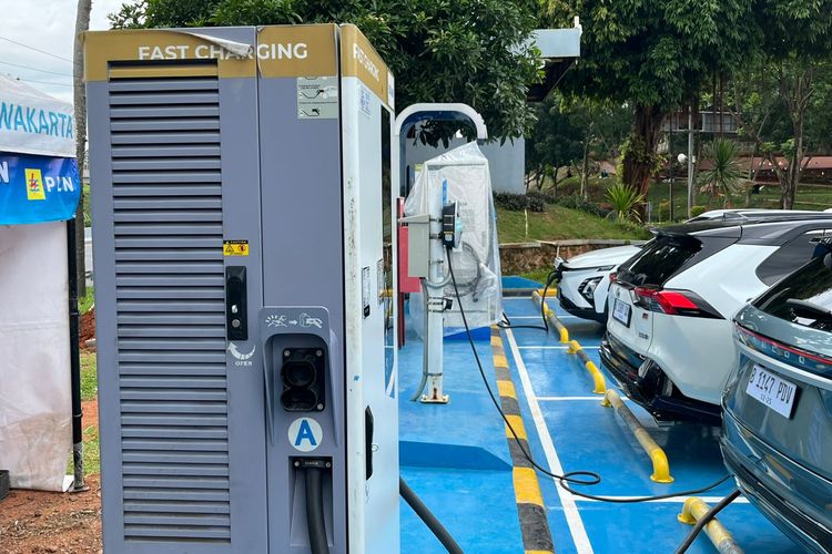 Ilustrasi SPKLU mobil listrik di Tol Trans Jawa