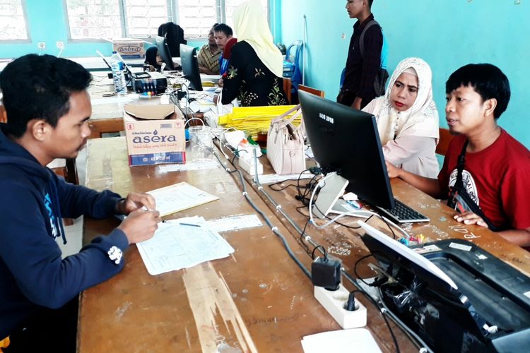 Orang tua siswa mengikuti proses pendaftaran  PPDB secara online di SMA Negeri 3 Kota Palopo, Sulawesi Selatan, Jumat (28/06/2019)