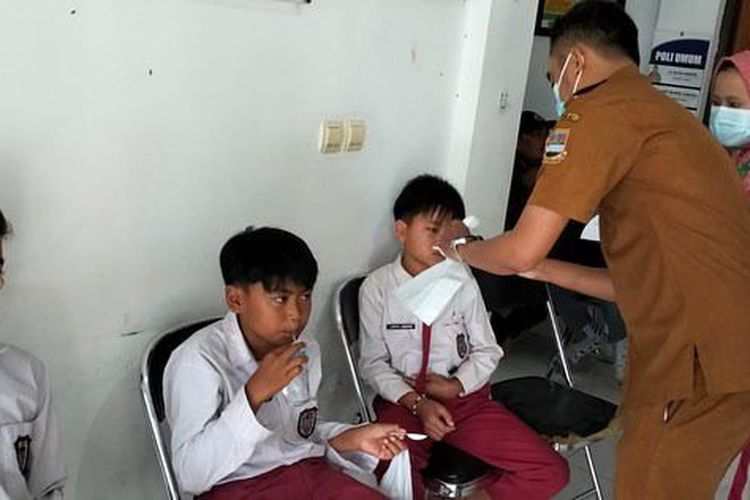 Sejumlah siswa SDN Bojong II, Desa Bojong, Kecamatan Rongga, Kabupaten Bandung Barat (KBB), Jawa Barat mengalami keracunan massal, Selasa (27/2/2024).