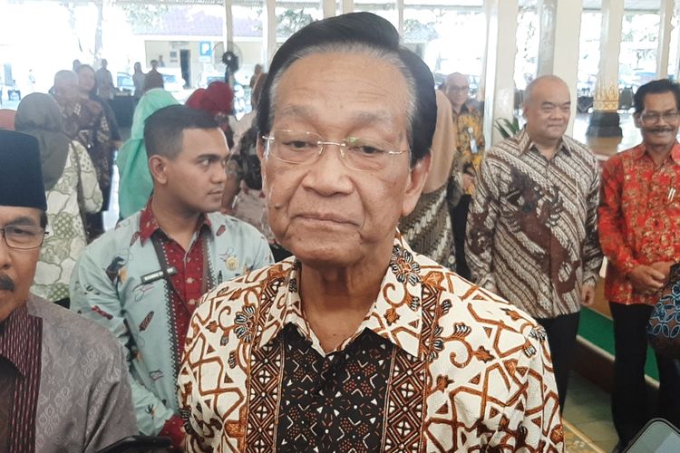 Gubernur DIY Sri Sultan HB X saat menemui wartawan usai menghadiri acara penyerahan petunjuk teknis dan sertifikasi tanah kasultanan dan kadipaten oleh Menteri Agraria dan Tata Ruang/Kepala BPN RI