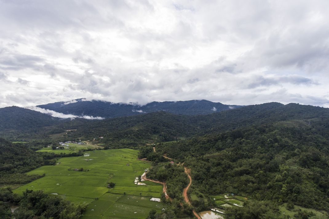 Suasana pegunungan dan hamparan sawah di desa Long Midang, Krayan, Kabupaten Nunukan, Kalimantan Utara.