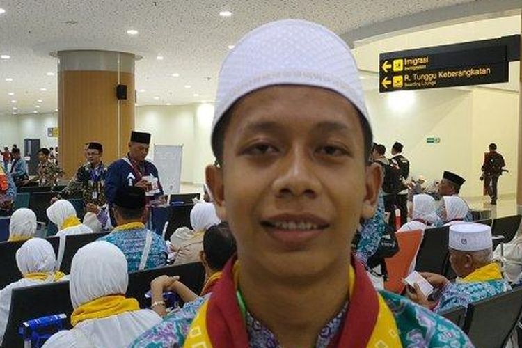 Muhammad Rizky Ramadhan, pemuda asal Desa Tenjolayar, Kecamatan Cigasong, Kabupaten Majalengka tercatat sebagai calon jemaah haji termuda. 