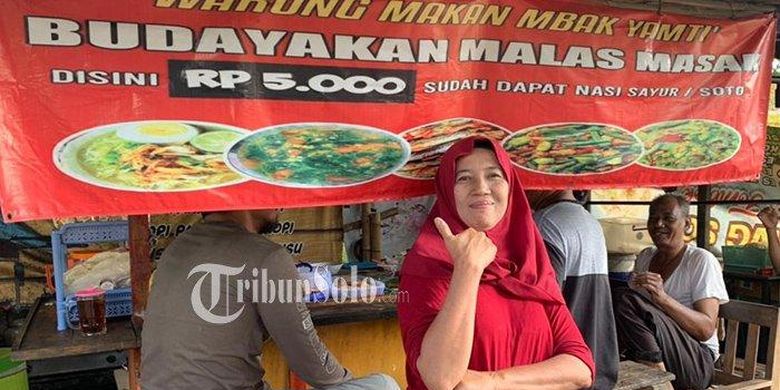 Suyamti berpose di lapak Jualannya di kawasan Mojo, Pasar Klowion saat dikunjungi TribunSolo.com, Minggu (30/5/2021). 