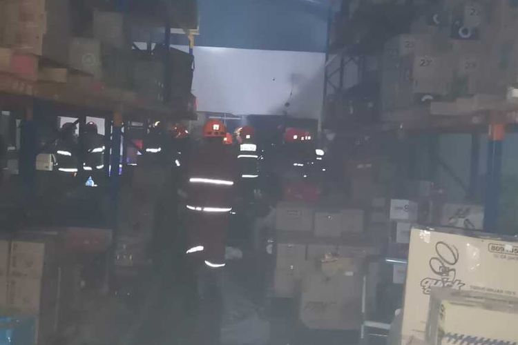 Petugas sedang mengecek dan memadamkan api di gudang makanan Circle K Indonesia di Bandung, Jawa Barat, Kamis (4/11/2021).