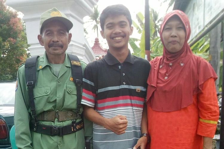 Supratman (24) bersama ayah dan ibunya.