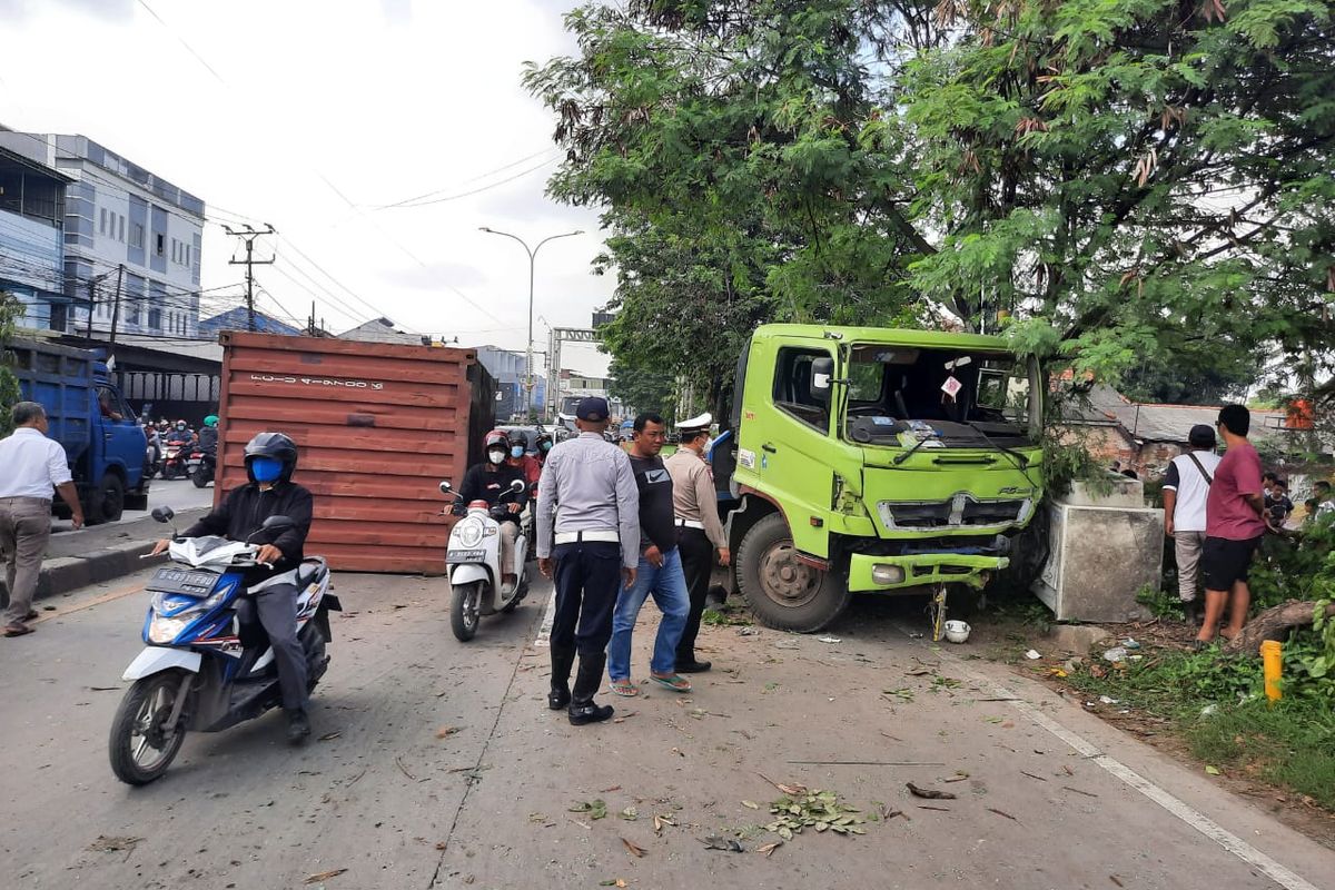 Truk kontainer hilang kendali hingga menabrak dua orang pemulung di Jalan Raya Fatahillah, Cikarang Barat,  Kabupaten Bekasi, Selasa (28/12/2021).