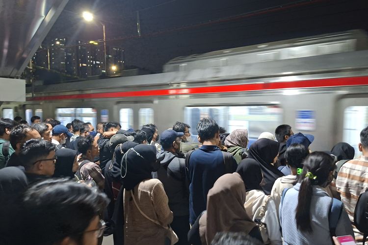 KRL Green Line Sempat Terlambat, Penumpang Menumpuk di Peron 5-6 Stasiun Tanah Abang
