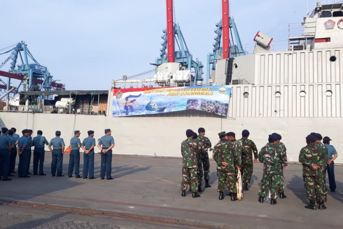 TNI AL memberangkatkan KRI Teluk Cirebon yang mengangkut 30 ton bantuan ke Palu, Sulawesi Tenggara, Jumat (5/10/2018).