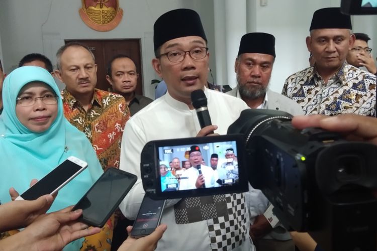 Gubernur Jawa Barat Ridwan Kamil saat memberikan keterangan kepada media usai rapat koordinasi penanganan Covid-19 bersama DPRD Jabar di Gedung Sate, Jalan Diponegoro, Jumat (13/3/2020).