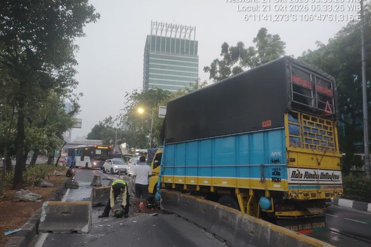 Truk Tabrak Separator Busway di Slipi Jakbar, Sopir Diduga Hilang Kendali