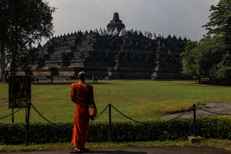 Bhiku dan umat Buddha berdoa bersama di Candi Borobudur, Magelang, Jawa Tengah, Rabu (26/5/2021). 