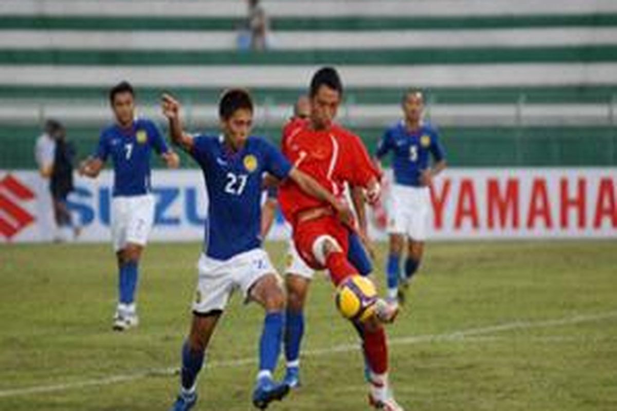 Pemain Vietnam dan Malaysia bertarung pada partai kedua Piala AFF Suzuki  2008 Grup B, Senin (8/12).