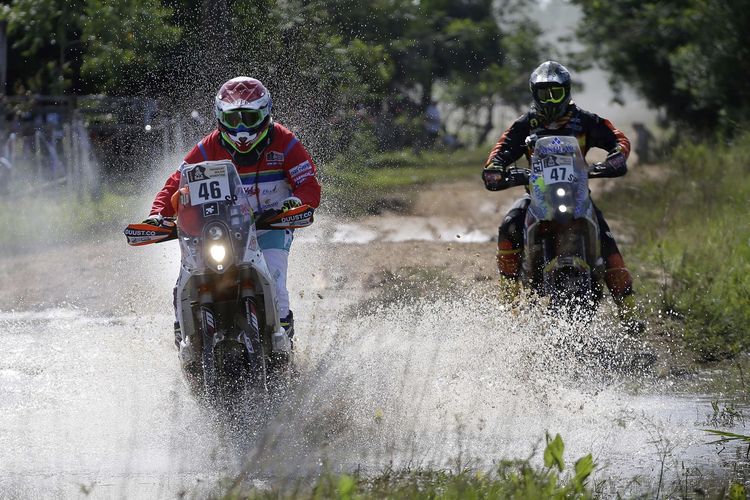 Pebalap Bolivia, Fabricio Fuentes (kiri), memacu motor KTM saat berhadapan dengan pebalap Argentina, Julian Kozac, pada etape pertama Reli Dakar, antara Paraguay dan Argentina, Senin (2/1/2017).