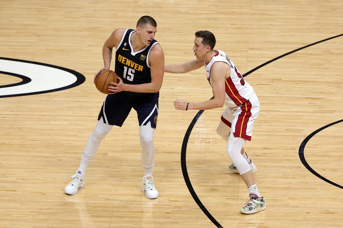 Center Denver Nuggets, Nikola Jokic, dibayangi oleh pemain Miami Heat, Duncan Robinson, pada gim keempat final NBA di Kaseya Center, Miami, Florida, Amerika Serikat, Sabtu (10/6/2023) pagi WIB.