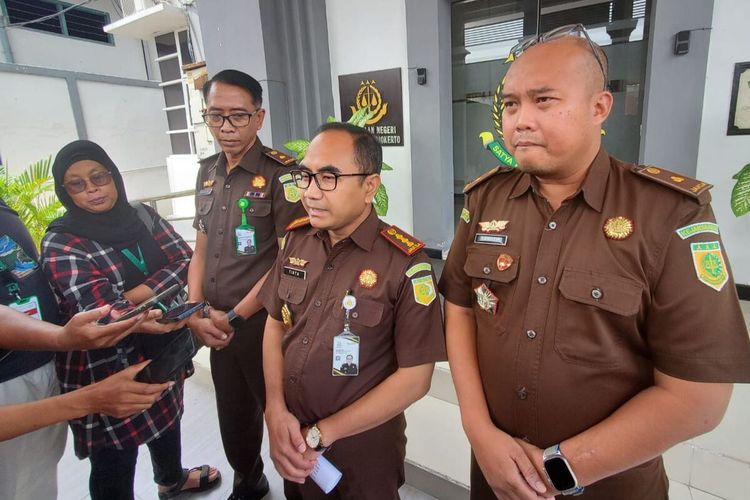 Kejaksaan Negeri (Kejari) Kabupaten Mojokerto, Jawa Timur, merilis penetapan tersangka kasus dugaan korupsi dana kapitasi di 27 Puskesmas Kabupaten Mojokerto, Senin (10/2/2025).