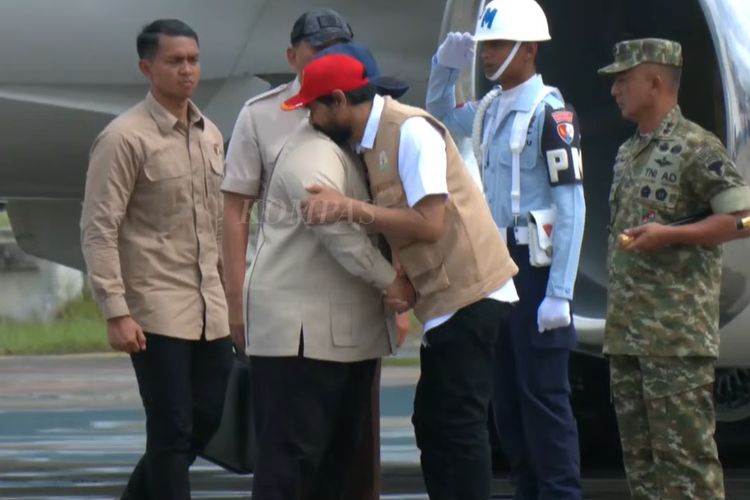Presiden Prabowo Subianto berpelukan dengan Gubernur Aceh Muzakir Manaf atau Mualem saat tiba Bandara Sultan Iskandar Muda, Minggu (7/12/2025).