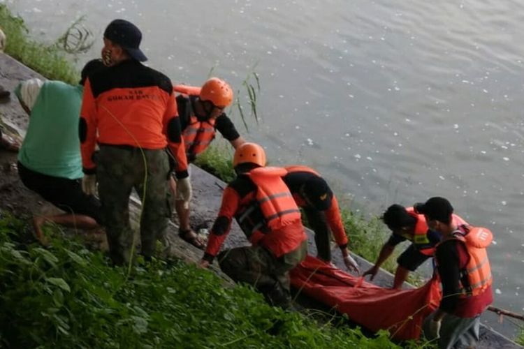 Jenasah Eko Widianto dievakuasi Tim SAR gabungan Minggu (20/12/2020)