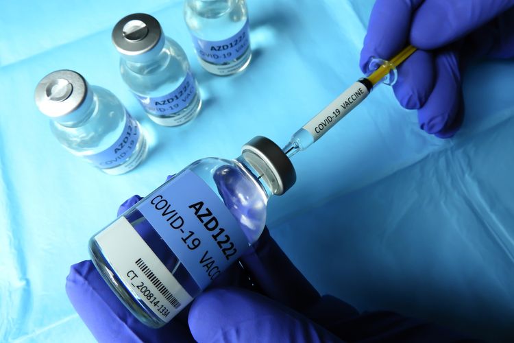 Ilustrasi vaksin AstraZeneca, vaksin Covid-19, vaksin virus corona. Vaksin AstraZeneca menggunakan tripsin babi dalam pembuatannya. MUI nyatakan vaksin ini halal.