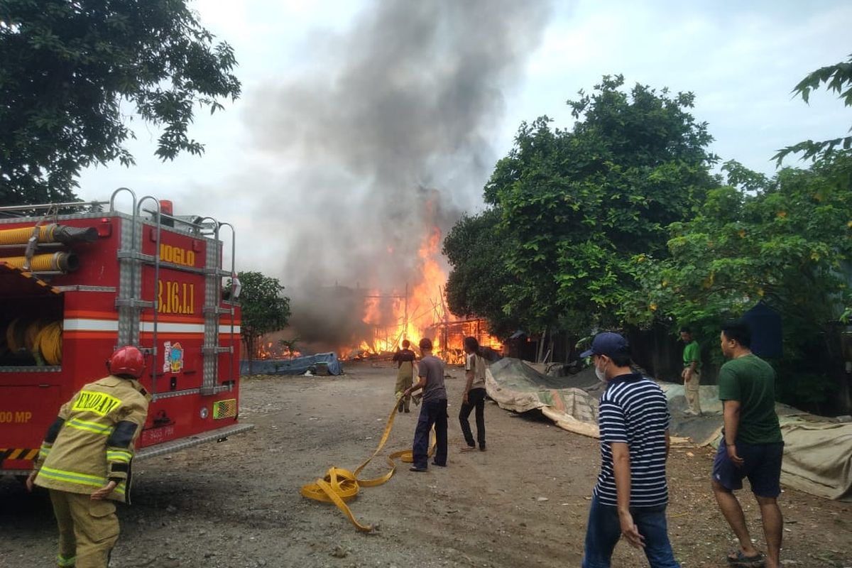 Kebakaran melanda sebuah mess karyawan di Jalan Al Mubarok, Kelurahan Joglo, Kecamatan Kembangan, Jakarta Barat, pada Sabtu (17/9/2022) pagi.