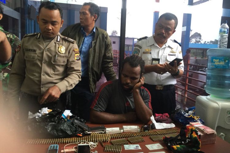 RW beserta barang bukti peluru saat diamankan petugas Bandara Mozes Kilangin Timika