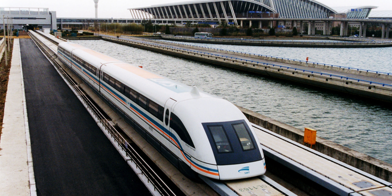 Kereta maglev keluar dari Bandara Internasional Pudong