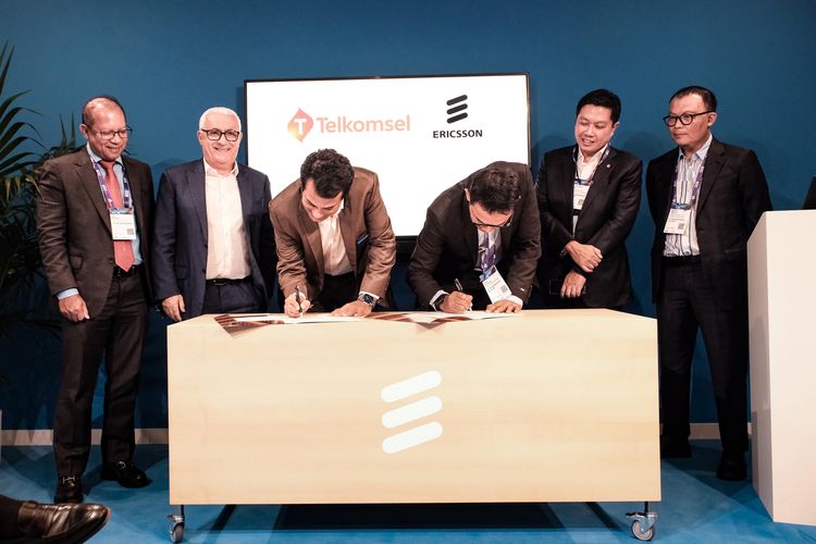 Prosesi penandatanganan kerja sama antara Telkomsel dan Ericsson dalam pemanfaatan Radio Access Network (RAN) Energy Efficiency dan mengeksplorasi teknologi 5G Standalone (SA) di Barcelona, Senin (26/2/2024). 