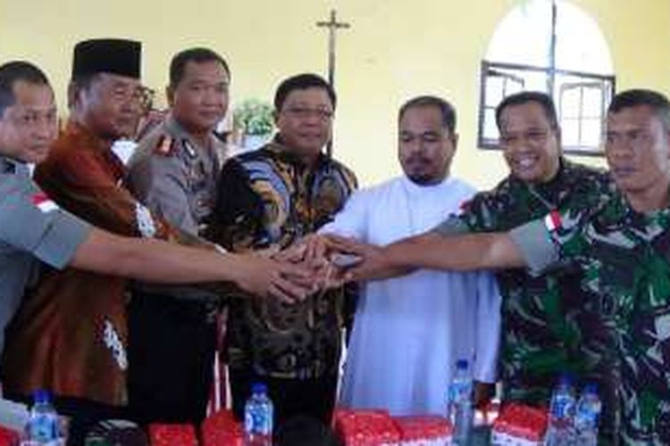 Foto Bersama Danrem 132 Tadulako Palu,Wakapolda Sulteng,Bupati Poso Dan Pastor usai peresmian Gereja Minggu (25/12/2016) 