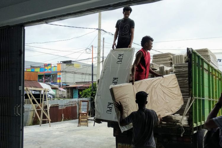 Bilik suara yang tiba di gudang KPU Mimika, di Jalan Hasanuddin, Kota Timika, pada Sabtu (3/11/2018)