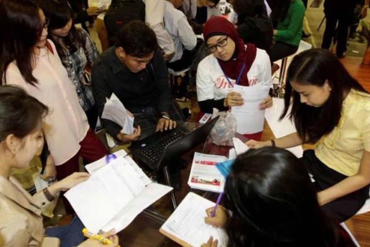 Pencari kerja mengisi lamaran di salah satu stan perusahaan di Kompas Karier Fair di Balai Kartini, Jakarta, Jumat (30/8/2013). Acara yang berlangsung hingga 31 Agustus ini menyediakan ribuan lowongan pekerjaan dari total peserta pameran 205 perusahaan nasional, multinasional, BUMN, kementerian, dan lembaga pemerintah.