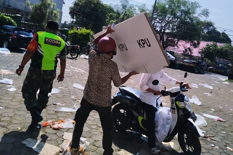 Petugas PPS di Kab. Cianjur, Jawa Barat menaikkan kotak suara ke atas motor dari gudang logistik, Bale Rancage, Cianjur, Rabu (17/04/2019) padahal jadwal pencoblosan sedianya harus sudah dimulai