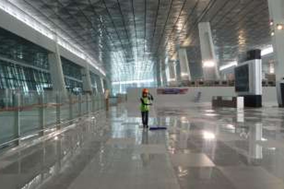 Petugas tengah membersihkan area lobby Terminal 3 Ultimate Bandara Soekarno-Hatta, Tangerang, Minggu (12/6/2016). Terminal terbesar di Bandara Soekarno-Hatta ini akan dioperasikan pada 20 Juni 2016 mendatang. 