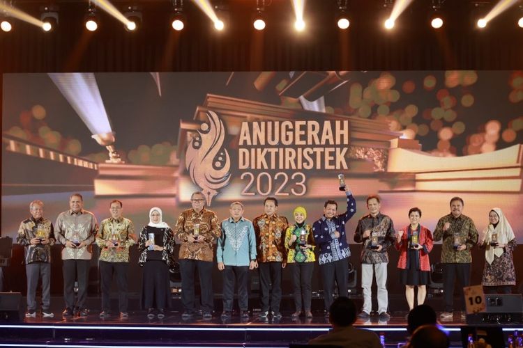 Universitas Airlangga (Unair) memboyong sepuluh penghargaan pada gelaran Anugerah Diktiristek 2023 yang diselenggarakan di Jakarta, Rabu (13/12/2023). 